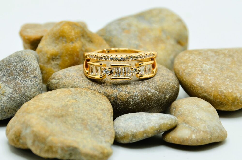 Timeless zircon ring with intricate detailing and radiant sparkle - Image 2