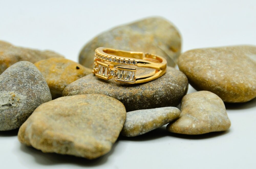 Timeless zircon ring with intricate detailing and radiant sparkle - Image 3