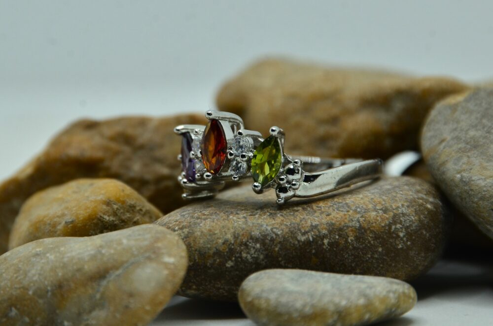 Bold and beautiful solitaire zircon ring, perfect for any occasion. - Image 2