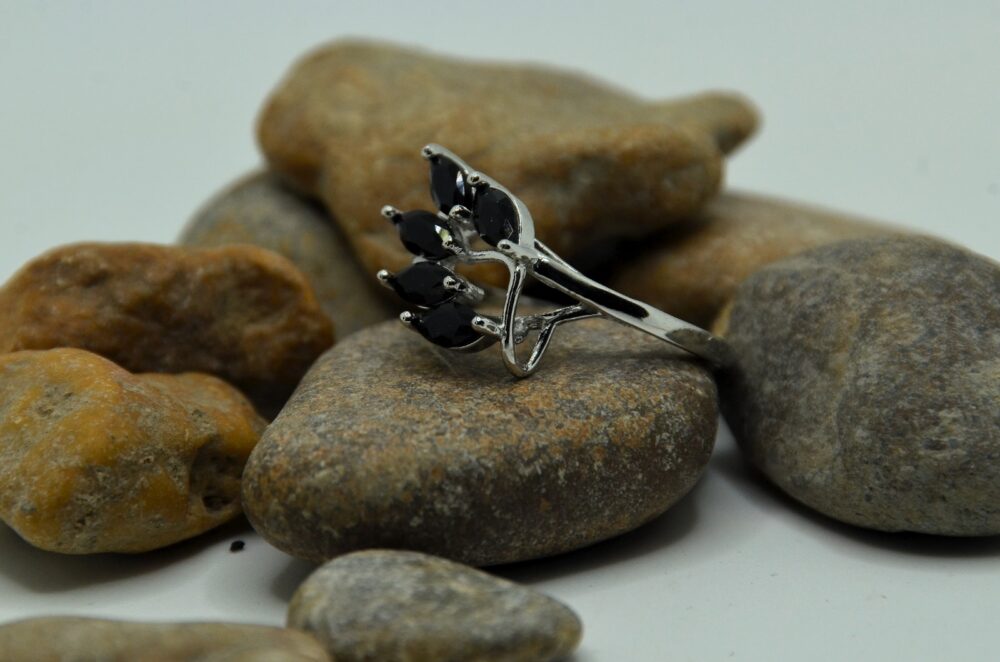 Elegant zircon ring featuring a brilliant-cut stone - Image 2