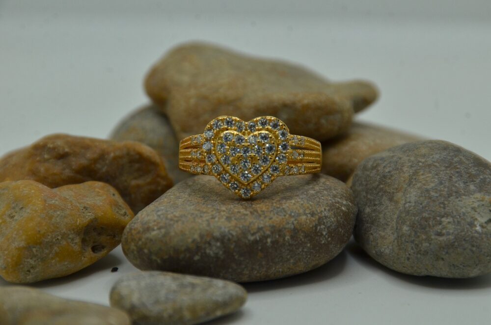 Gold-plated heart-shaped zircon ring embellished with sparkling stones for a dazzling finish