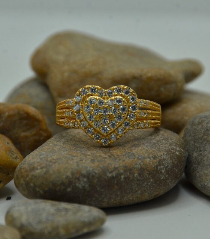 Gold-plated heart-shaped zircon ring embellished with sparkling stones for a dazzling finish