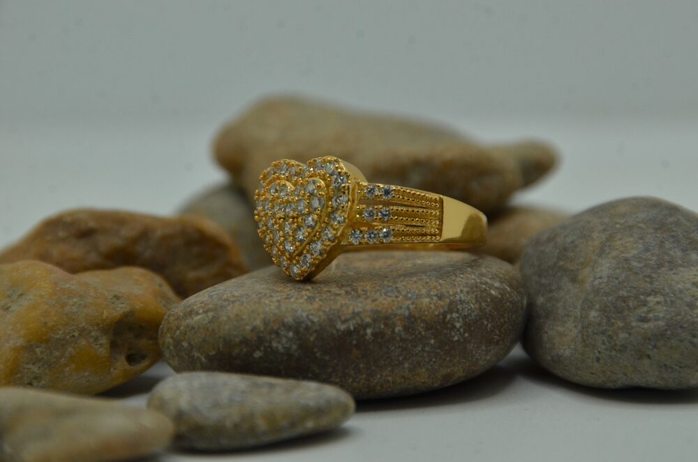 Gold-plated heart-shaped zircon ring embellished with sparkling stones for a dazzling finish - Image 2